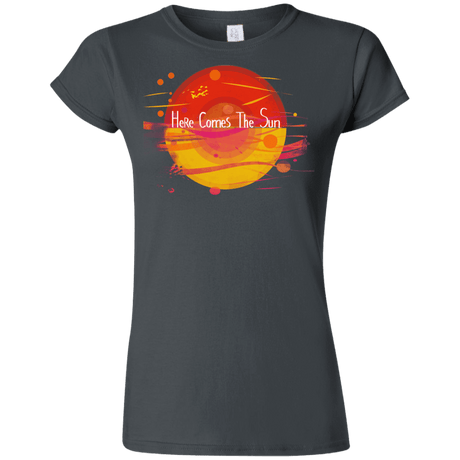 T-Shirts Charcoal / S Here Comes The Sun (1) Junior Slimmer-Fit T-Shirt