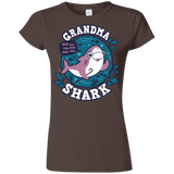 T-Shirts Dark Chocolate / S Shark Family trazo - Grandma Junior Slimmer-Fit T-Shirt