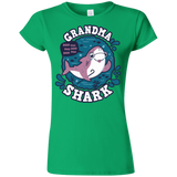 T-Shirts Irish Green / S Shark Family trazo - Grandma Junior Slimmer-Fit T-Shirt