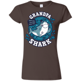 T-Shirts Dark Chocolate / S Shark Family trazo - Grandpa Junior Slimmer-Fit T-Shirt