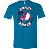 T-Shirts Antique Sapphire / S Shark Family trazo - Mommy Men's Semi-Fitted Softstyle