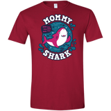 T-Shirts Cardinal Red / S Shark Family trazo - Mommy Men's Semi-Fitted Softstyle