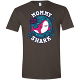 T-Shirts Dark Chocolate / S Shark Family trazo - Mommy Men's Semi-Fitted Softstyle